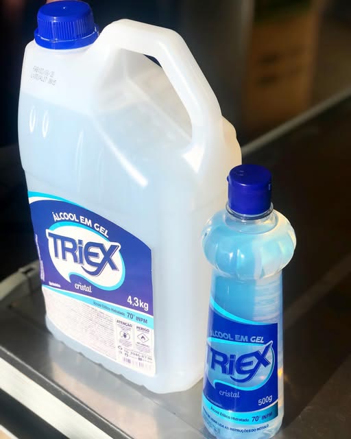 Galão e frasco de álcool em gel no balcão da Reispel