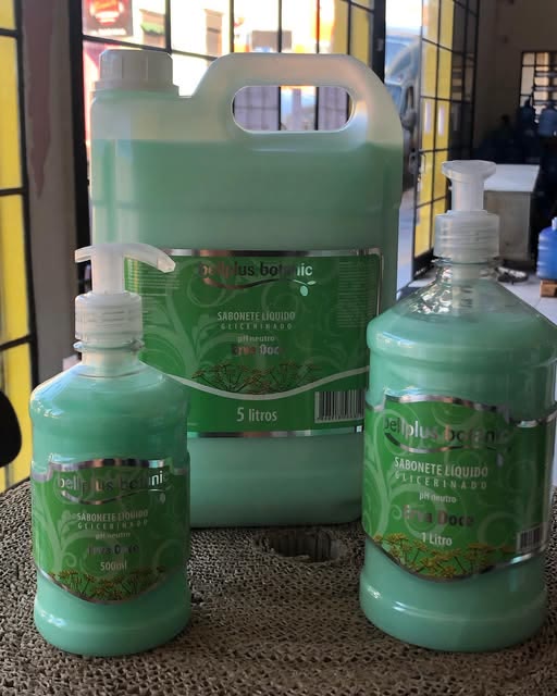 Sabonete líquido em galão e frascos com válvula
